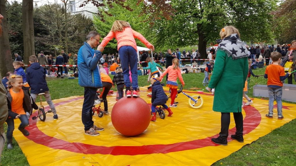 Groep leerlingen oefent circusspelen en acrobaten technieken op school