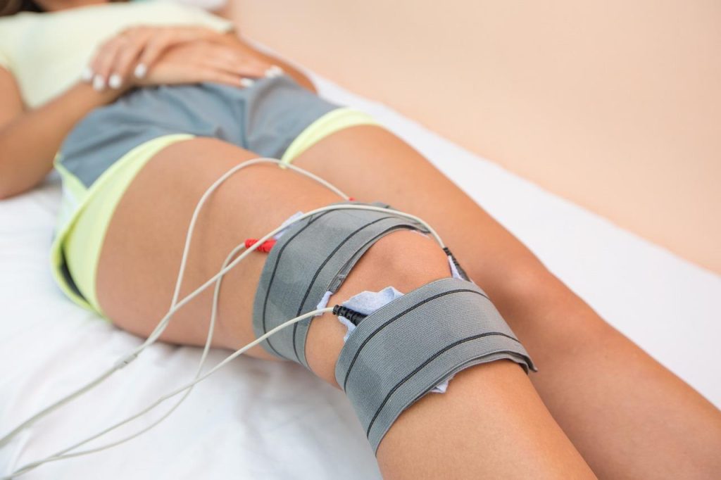 Fysiotherapeut in Almelo behandelt patiënt met professionele technieken voor pijnverlichting en mobiliteitsverbetering