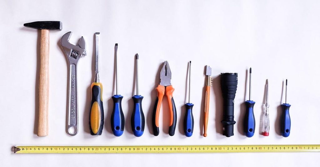 Doe-het-zelver met professioneel gereedschap en veiligheidsmiddelen voor gereedschap huren in Roermond